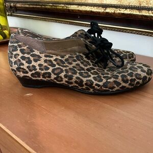 AEROSOLES Leopard Print Lace-Up Flats in Brown and Black